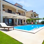 Premium - With Pool *